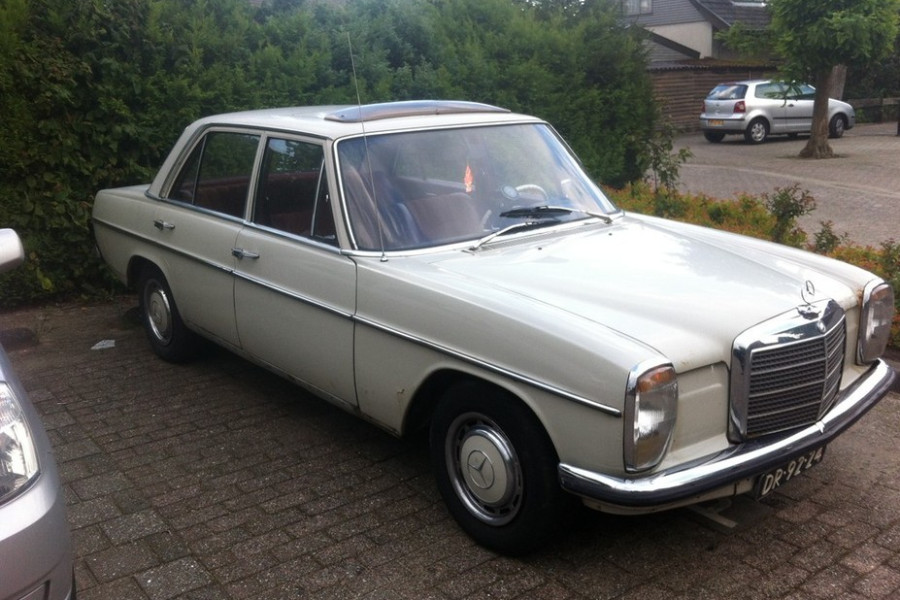 Mercedes 200 W115